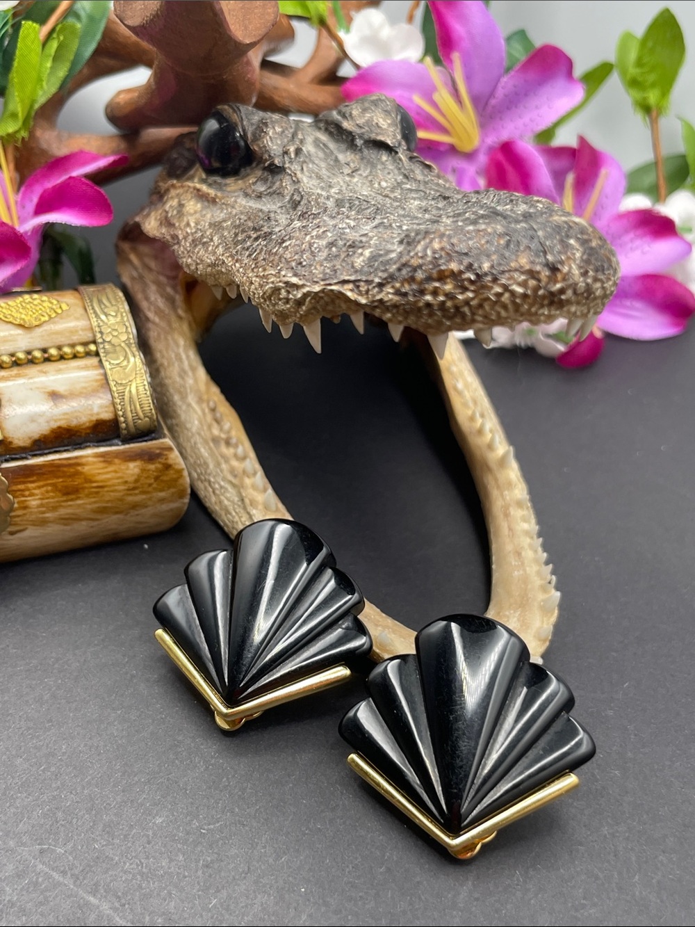 Trifari black and gold clip earrings vintage